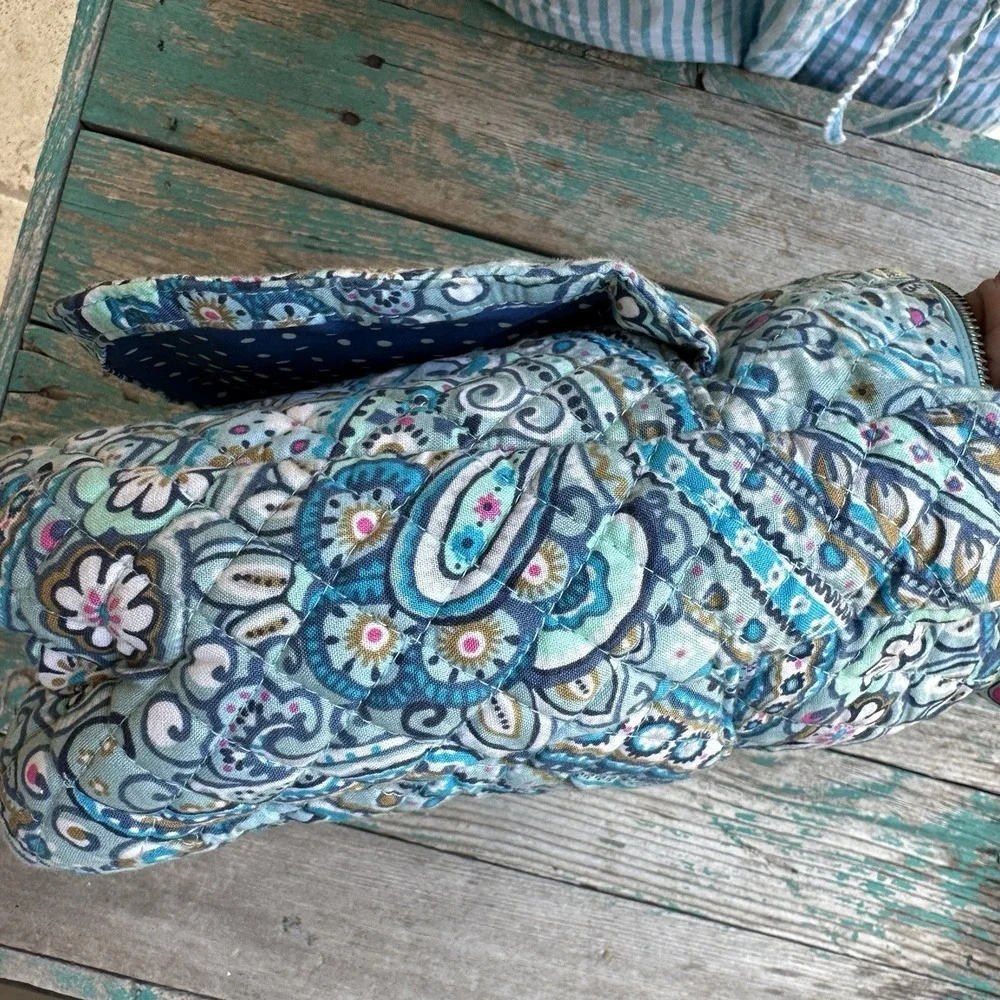 Vera Bradley Carson Shoulder Bag 13x9 Inch Daisy Dot Paisley Blue Pockets Zip